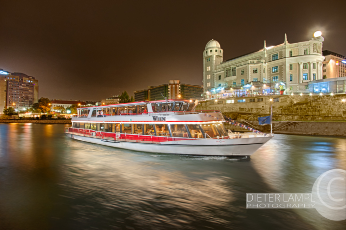 Werbefotografie für Schiffe: DDSG MS Wien vor Urania in Wien bei Nacht