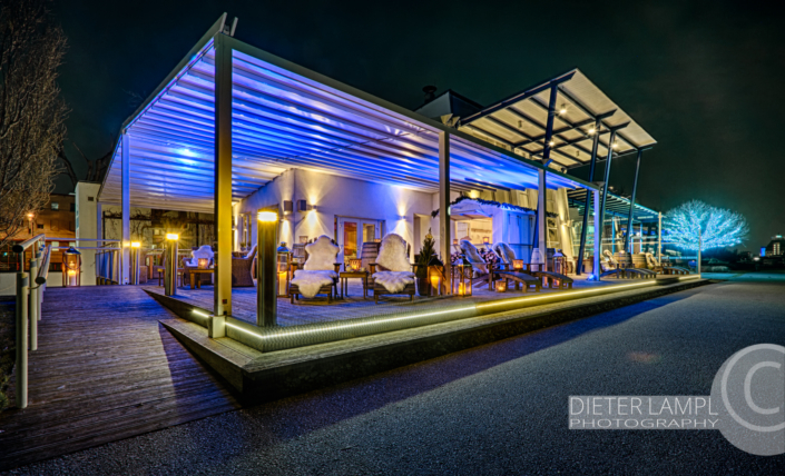 Architekturfotografie für Restaurants: Aussenaufnahme Marina Restaurant in Wien bei Nordlichtstimmung